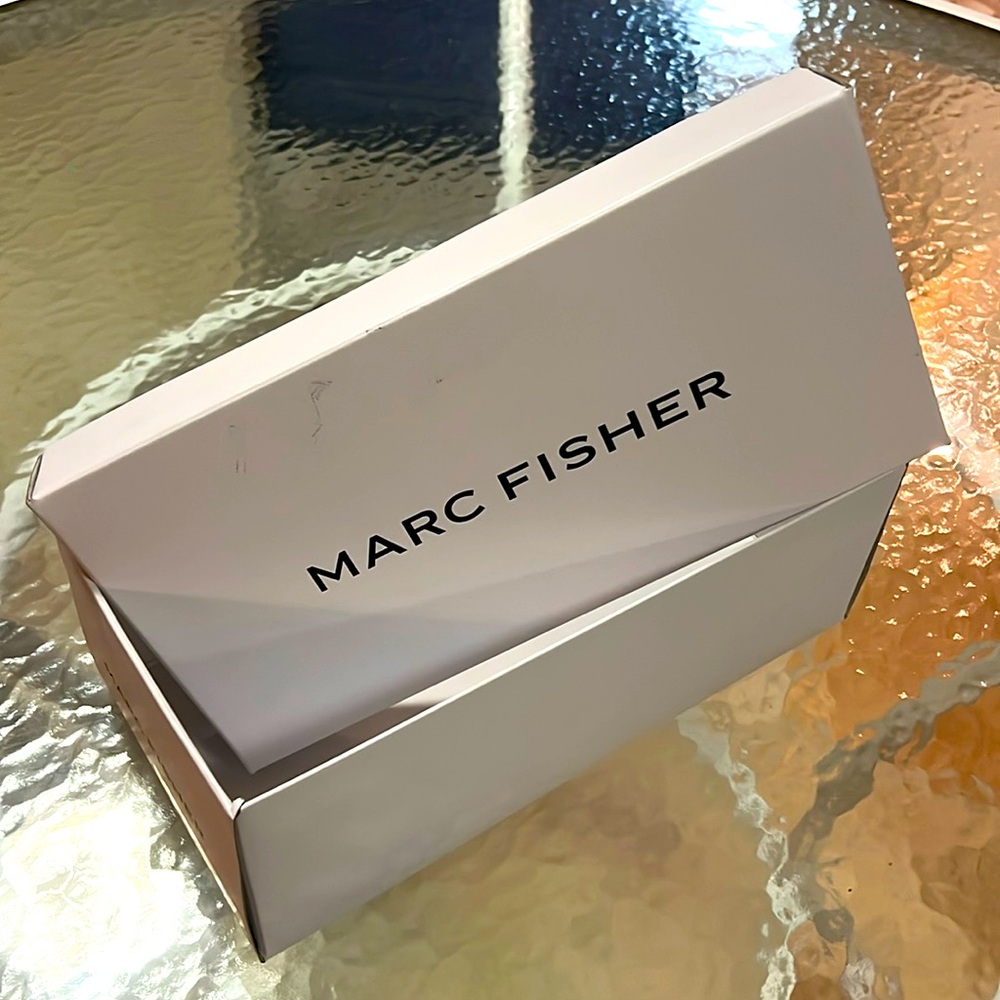 💯Marc Fisher white shoe box 🎁